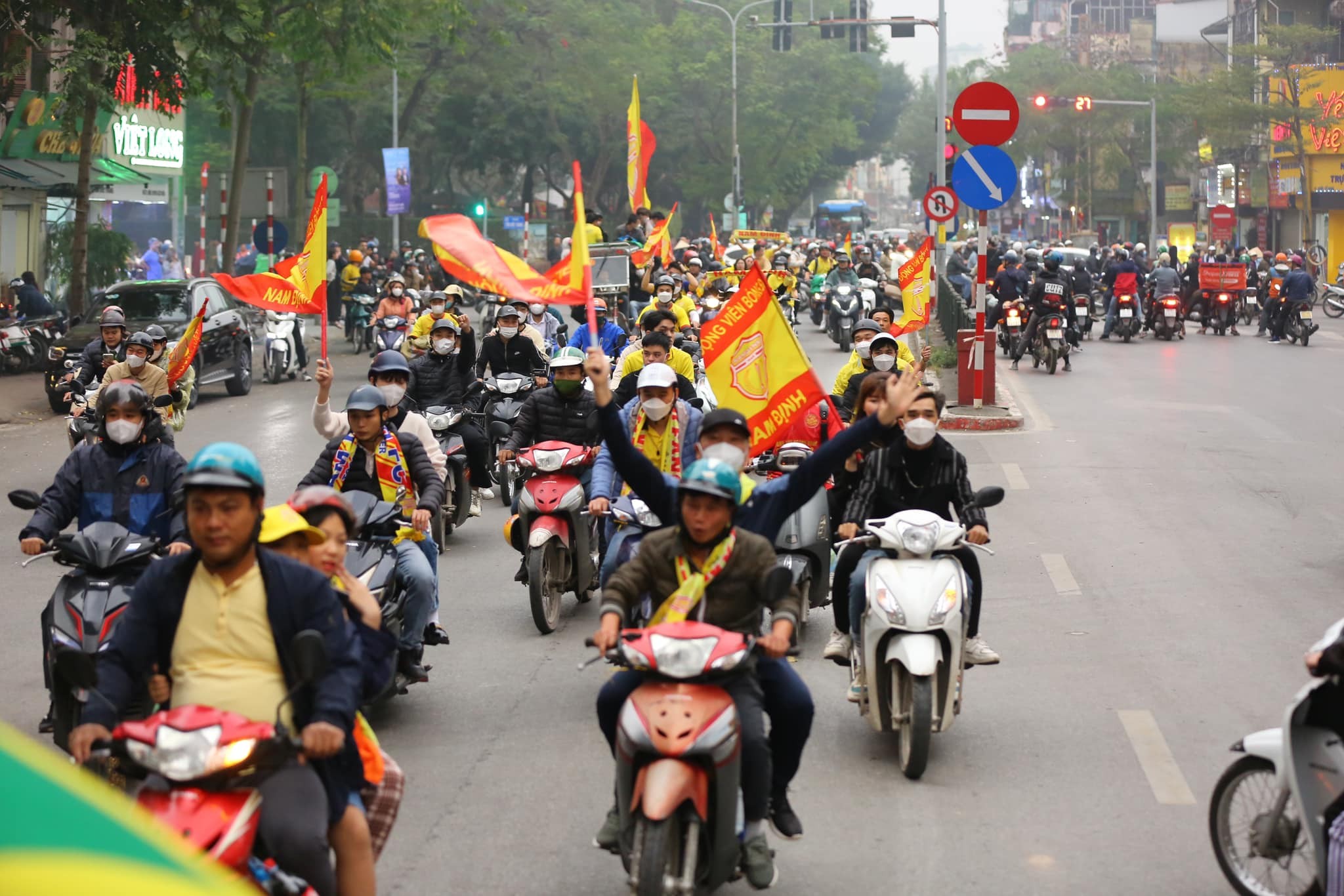 CHÙM ẢNH: Hàng nghìn CĐV Nam Định tiếp lửa cho đội nhà từ ngoài vào trong sân Hàng Đẫy - Ảnh 3