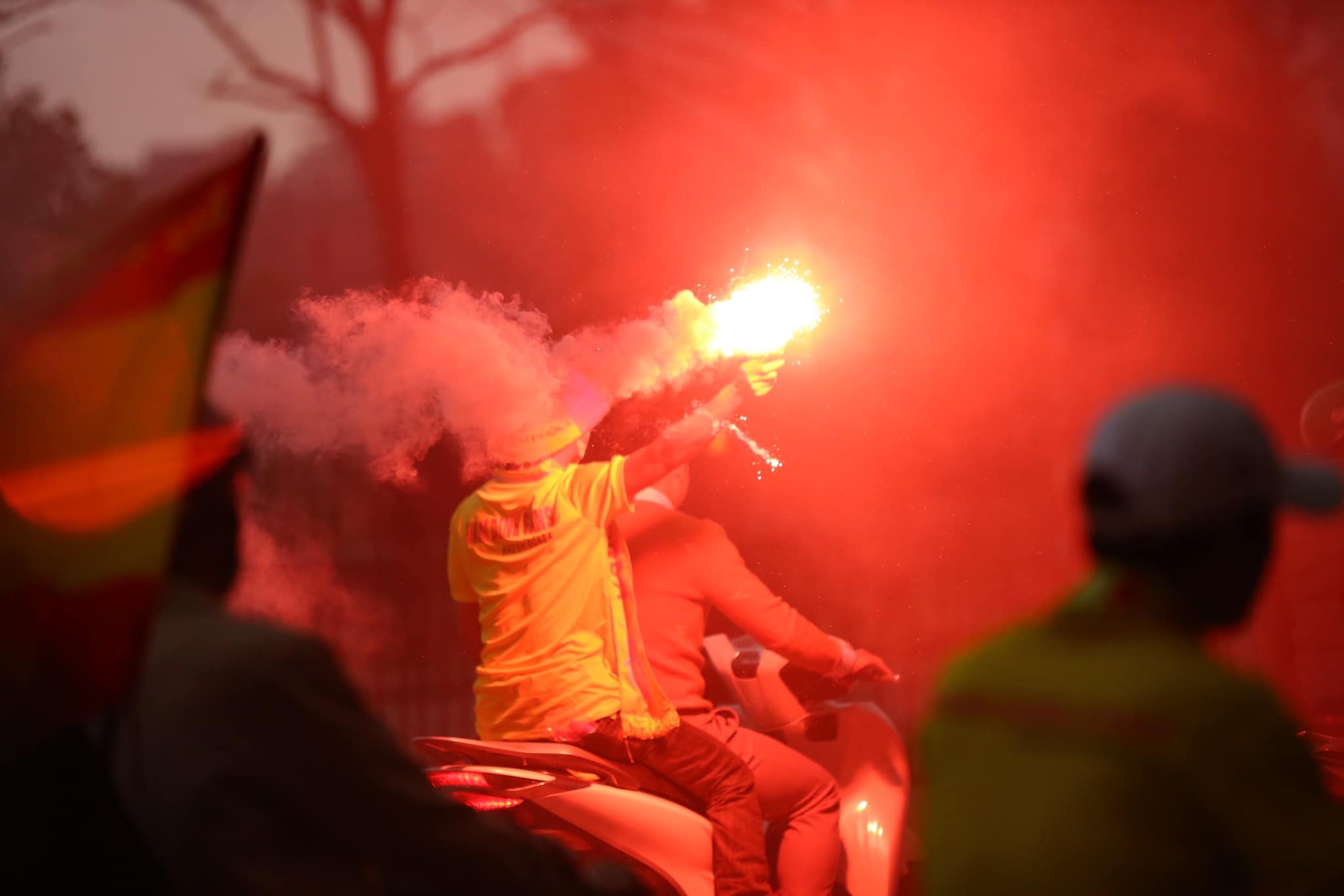 CHÙM ẢNH: Hàng nghìn CĐV Nam Định tiếp lửa cho đội nhà từ ngoài vào trong sân Hàng Đẫy - Ảnh 13