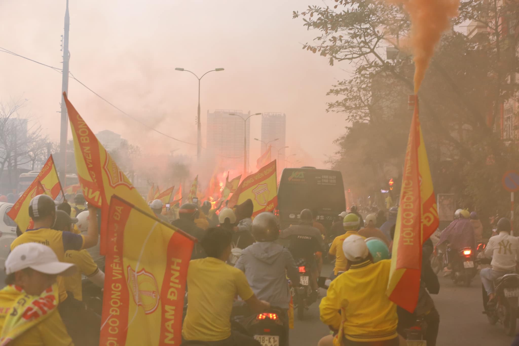 CHÙM ẢNH: Hàng nghìn CĐV Nam Định tiếp lửa cho đội nhà từ ngoài vào trong sân Hàng Đẫy - Ảnh 11