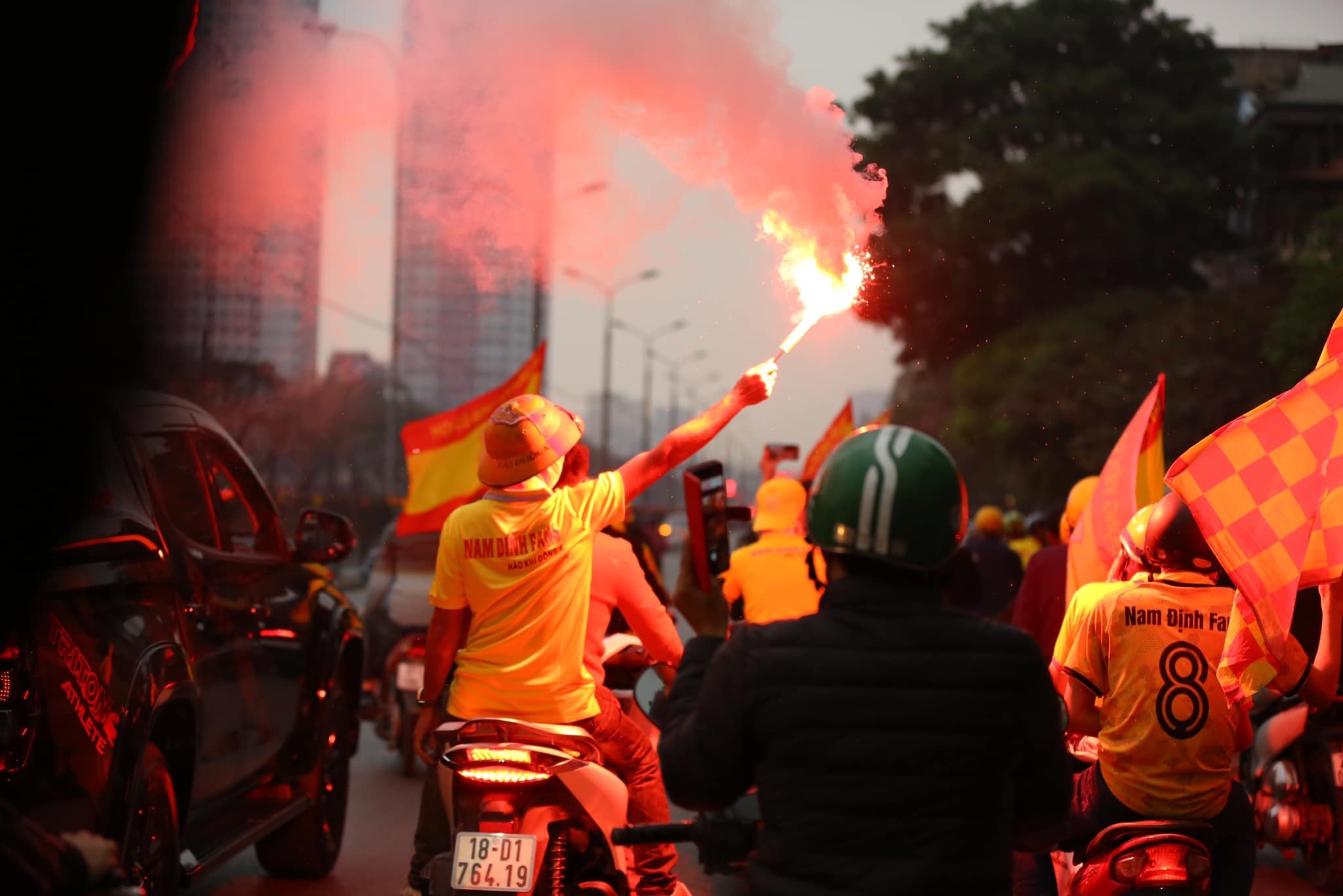 CHÙM ẢNH: Hàng nghìn CĐV Nam Định tiếp lửa cho đội nhà từ ngoài vào trong sân Hàng Đẫy - Ảnh 9