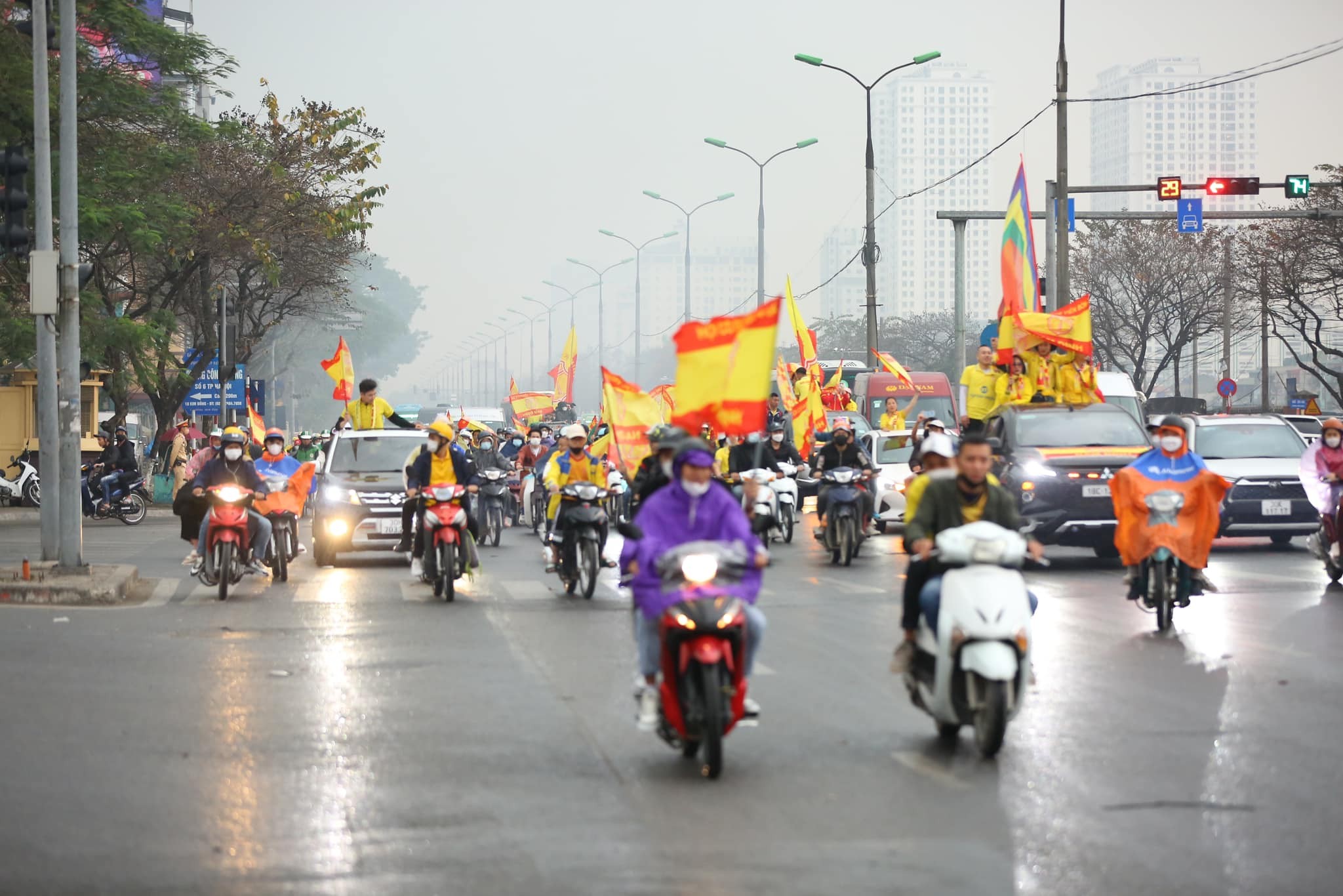 CHÙM ẢNH: Hàng nghìn CĐV Nam Định tiếp lửa cho đội nhà từ ngoài vào trong sân Hàng Đẫy - Ảnh 2