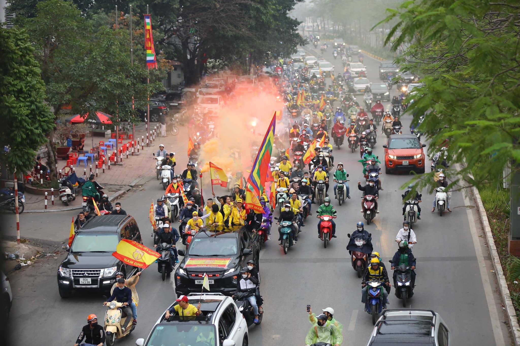 CHÙM ẢNH: Hàng nghìn CĐV Nam Định tiếp lửa cho đội nhà từ ngoài vào trong sân Hàng Đẫy - Ảnh 1