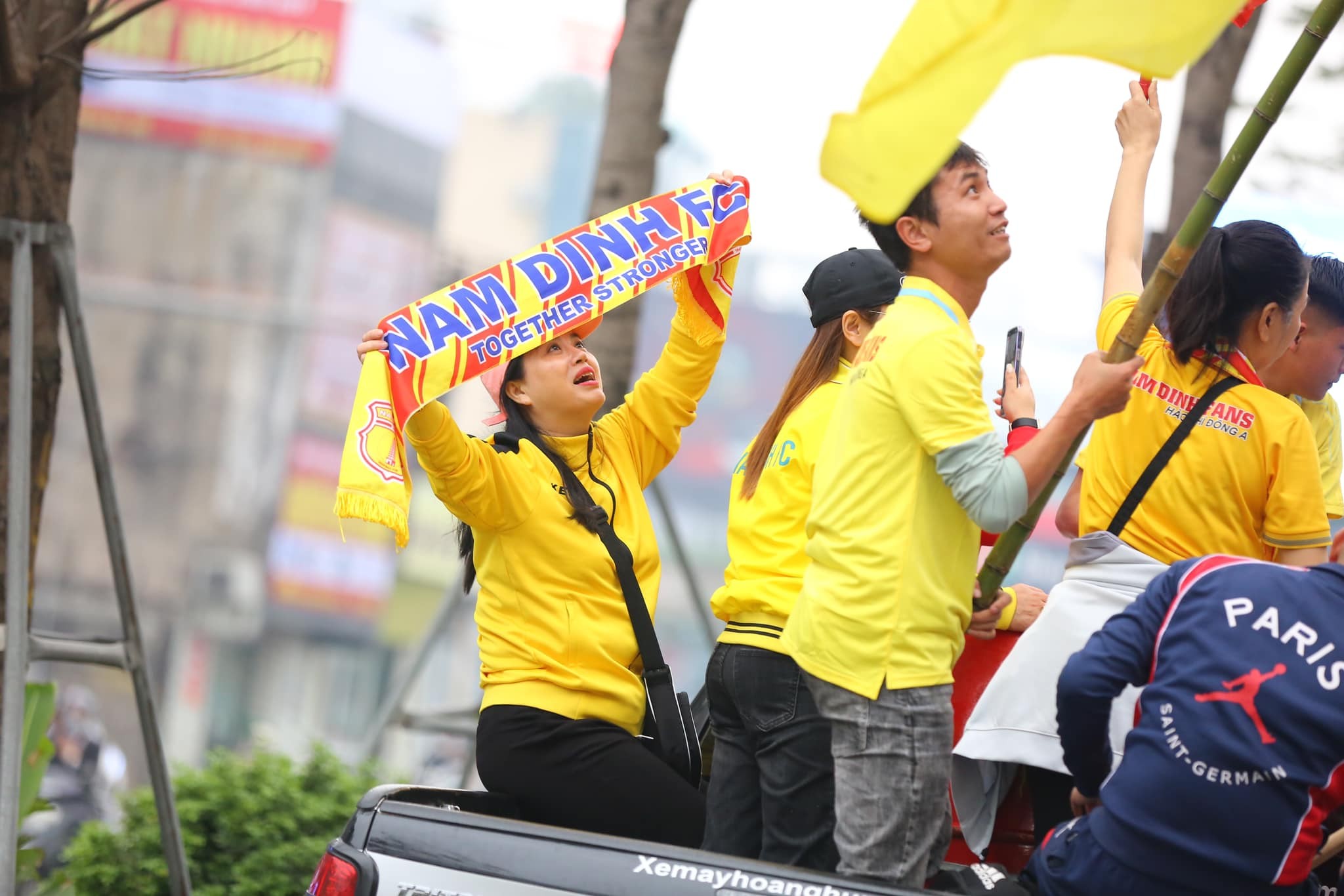 CHÙM ẢNH: Hàng nghìn CĐV Nam Định tiếp lửa cho đội nhà từ ngoài vào trong sân Hàng Đẫy - Ảnh 6