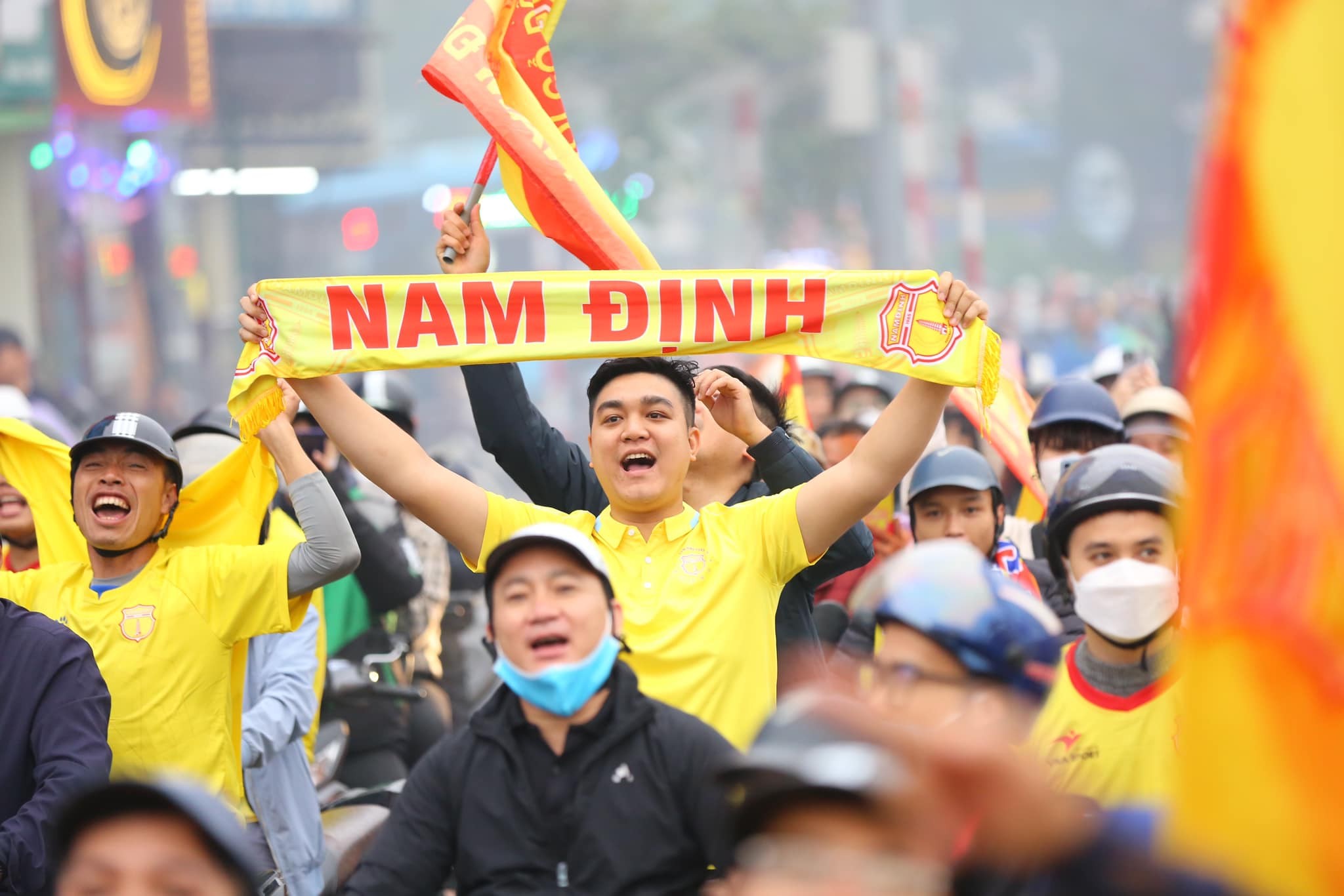 CHÙM ẢNH: Hàng nghìn CĐV Nam Định tiếp lửa cho đội nhà từ ngoài vào trong sân Hàng Đẫy - Ảnh 10