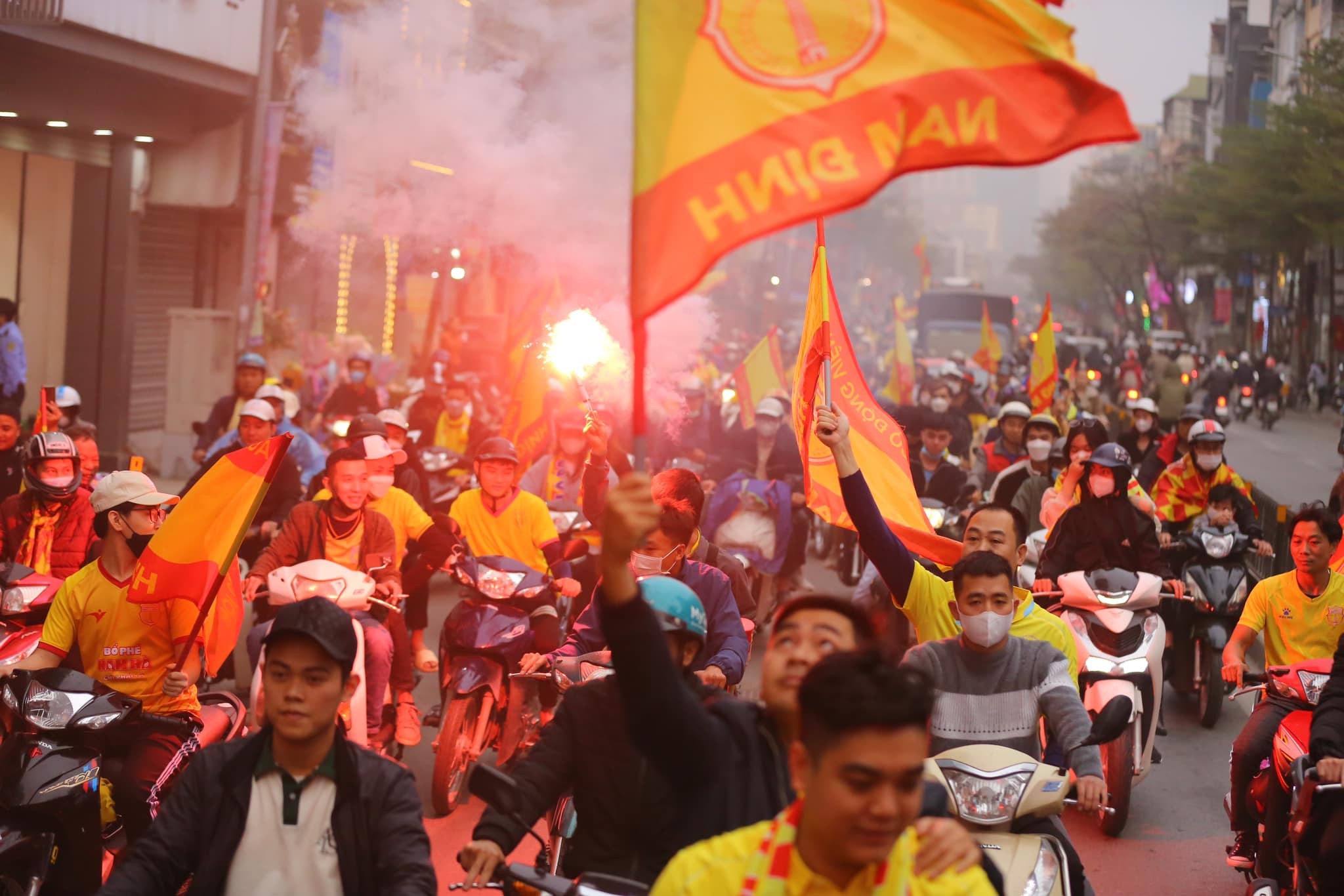 CHÙM ẢNH: Hàng nghìn CĐV Nam Định tiếp lửa cho đội nhà từ ngoài vào trong sân Hàng Đẫy - Ảnh 4