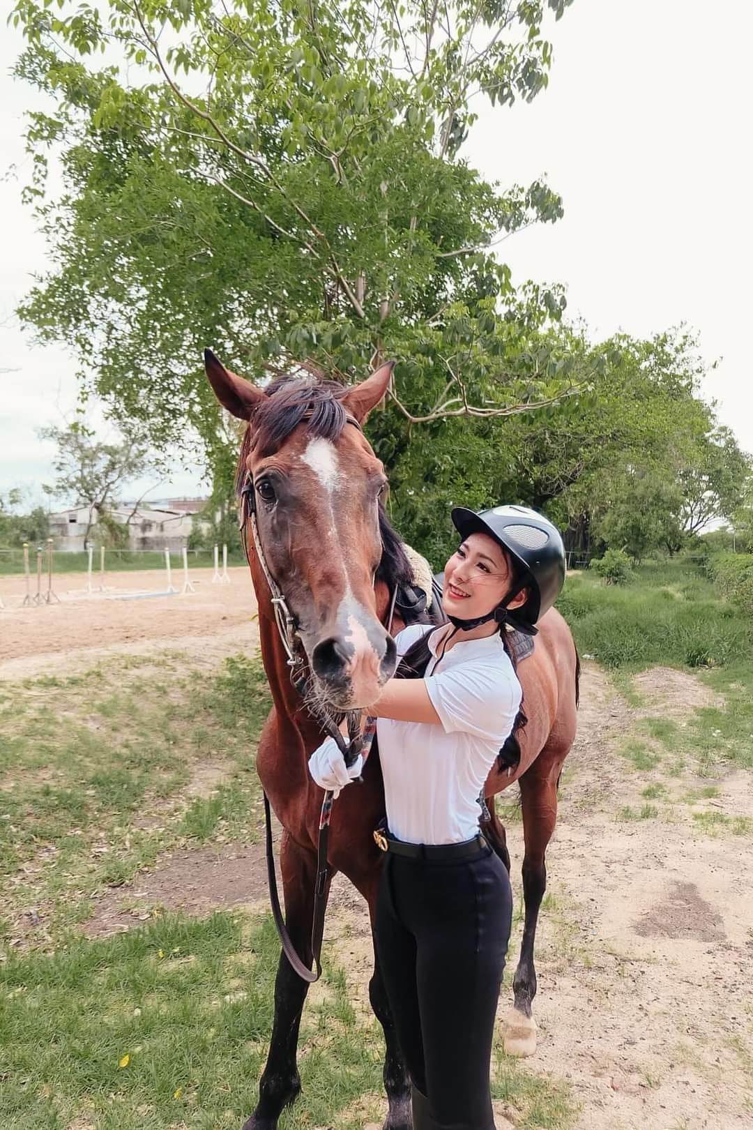 Chiêm ngưỡng nhan sắc 'nữ thần' mới của bóng đá Thái Lan -Sujitra Tabtong - Ảnh 10