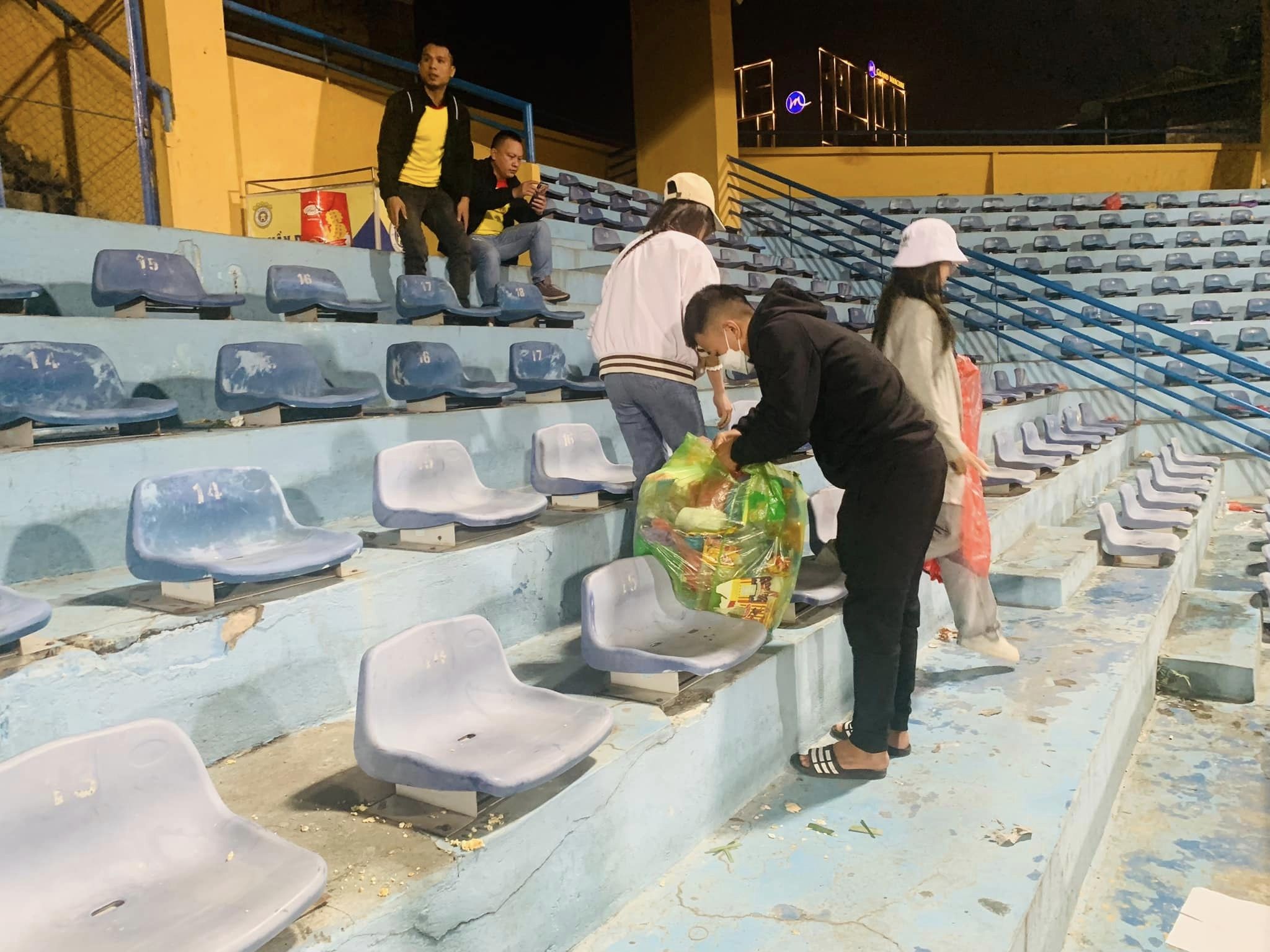 CĐV Nam Định ở lại thu dọn rác