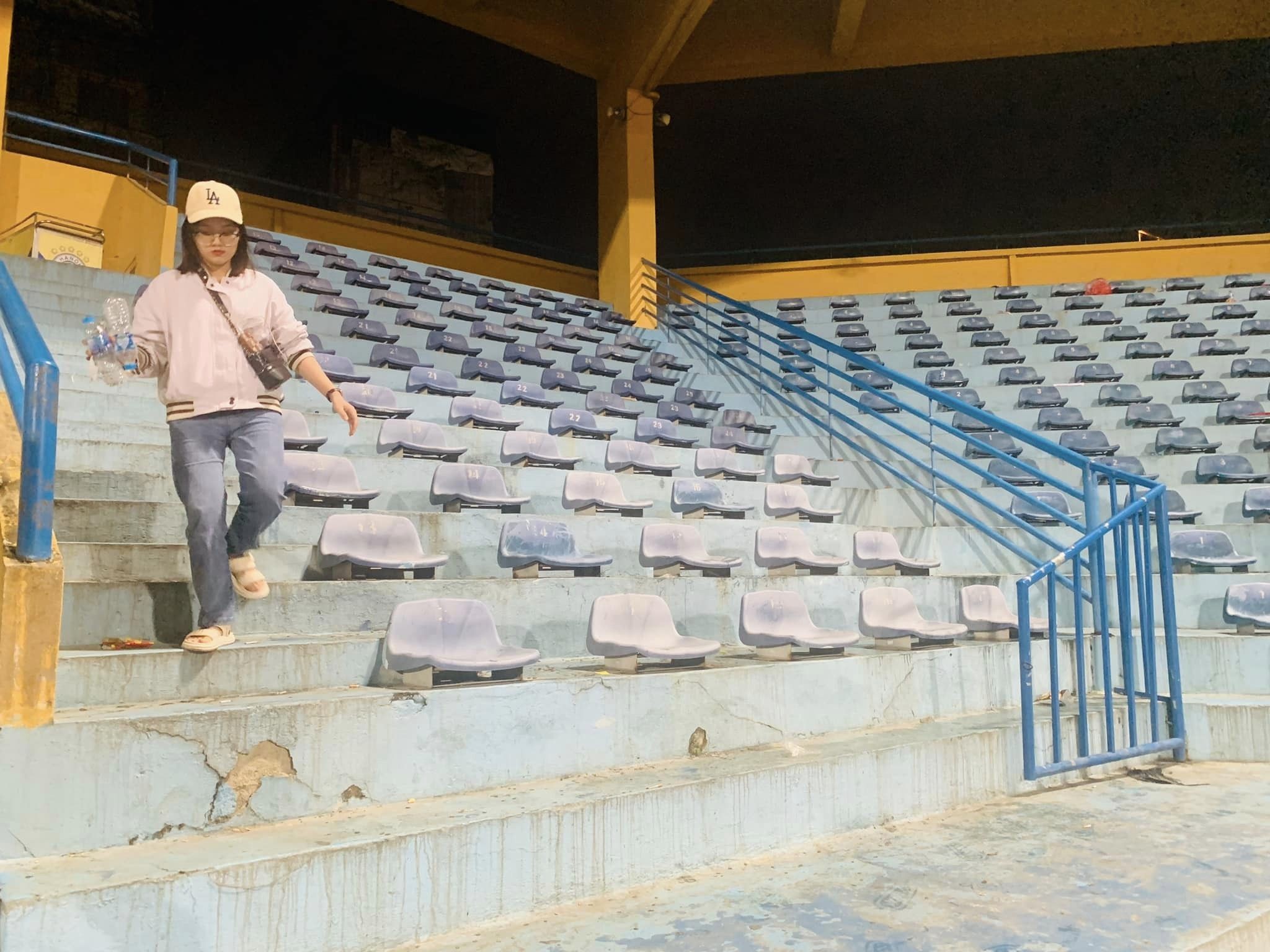 Ban huấn luyện cùng CĐV Nam Định có hành động đẹp sau trận hòa Viettel - Ảnh 1