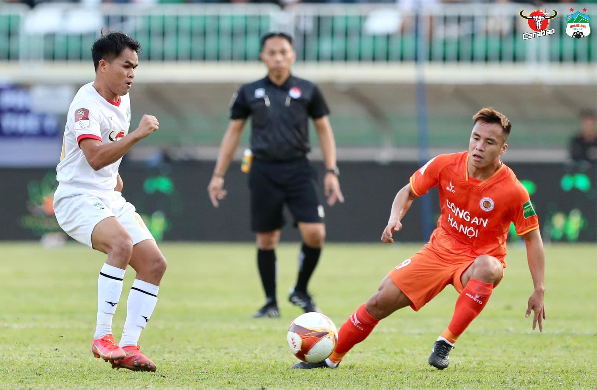 HLV Kiatisak chưa hài lòng về Dụng Quang Nho. Ảnh: CLB HAGL