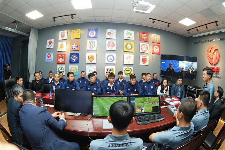 18 trọng tài làm quen công nghệ VAR, xác định thời gian áp dụng tại V-League 2023 - Ảnh 2 18 trọng tài làm quen công nghệ VAR, xác định thời gian áp dụng tại V-League 2023 - Ảnh 2