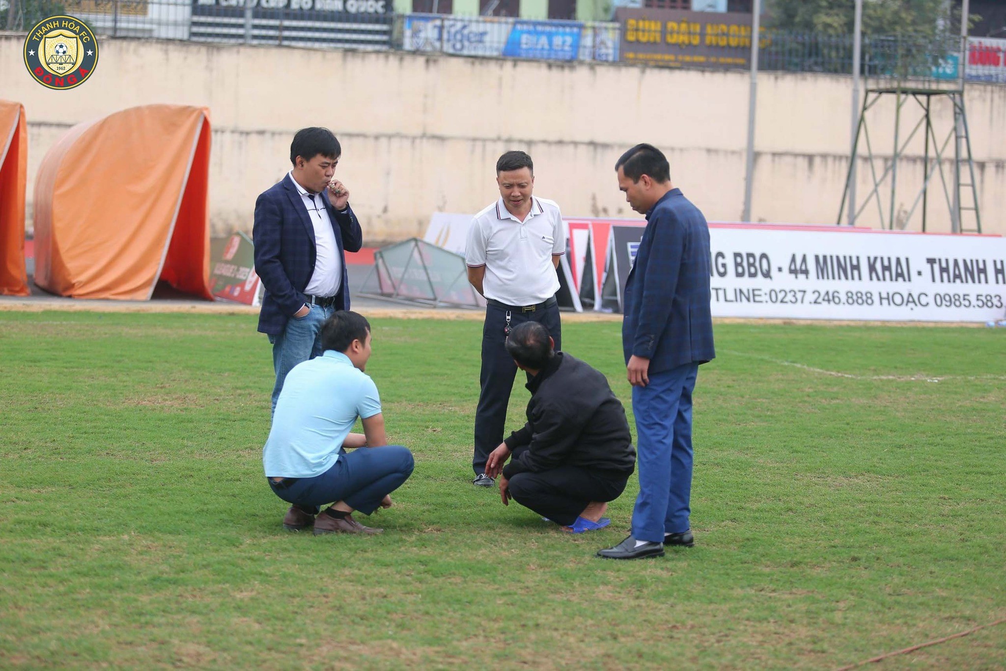 V-League 2023 tạm nghỉ, một đội bóng quyết định tu sửa lại mặt sân - Ảnh 3