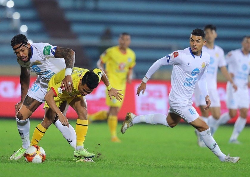 CLB Nam Định (trắng) chịu nhiều ảnh hưởng khi V-League tạm nghỉ.