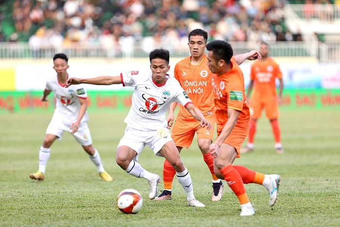 Các cầu thủ gặp nhiều khó khăn khi V-League tạm nghỉ.