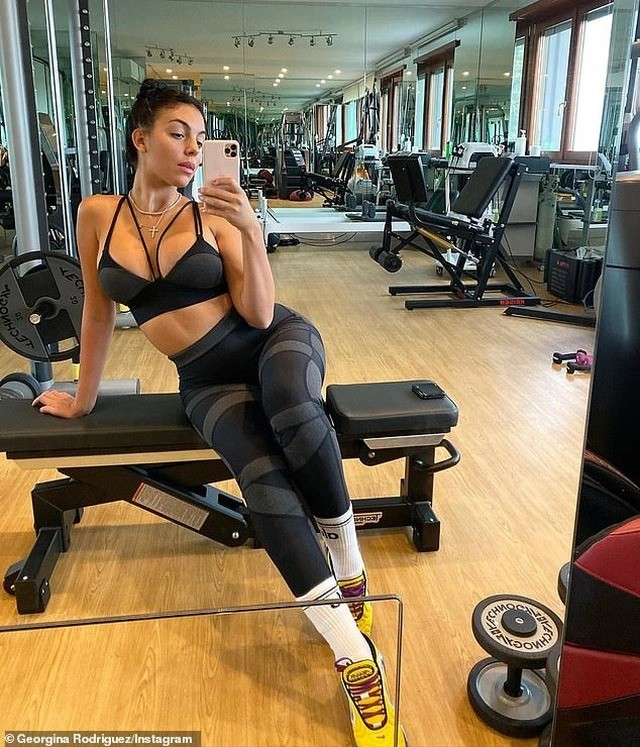 Georgina dành ra quãng thời gian nhất định để luyện tập trong phòng gym.