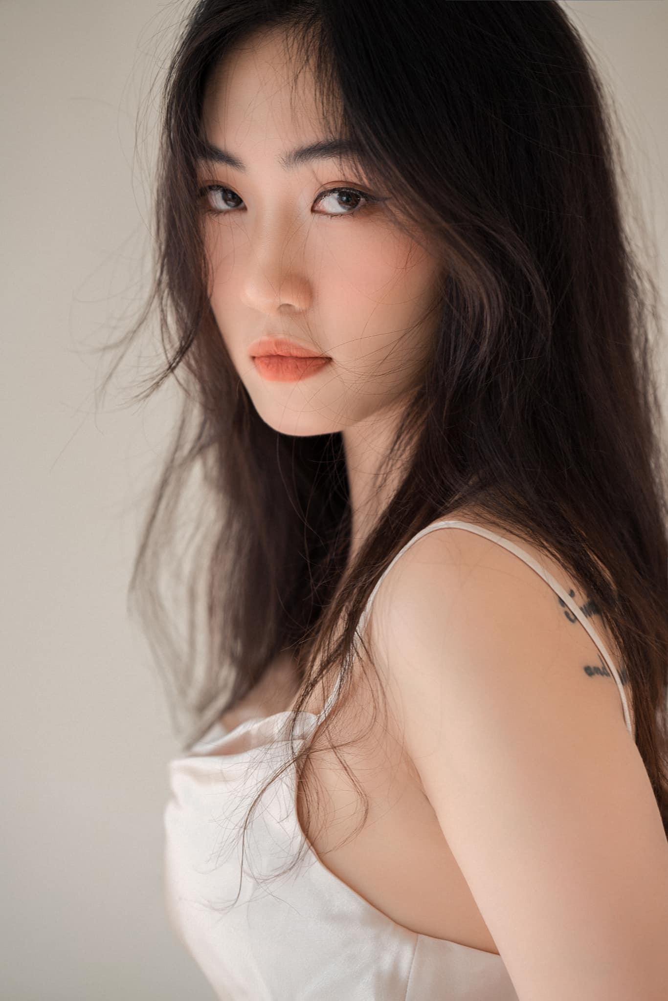 Trần Việt Hương sinh năm 1998 tại Phú Thọ, cô sở hữu chiều cao 1.78m và chơi ở vị trí phụ công