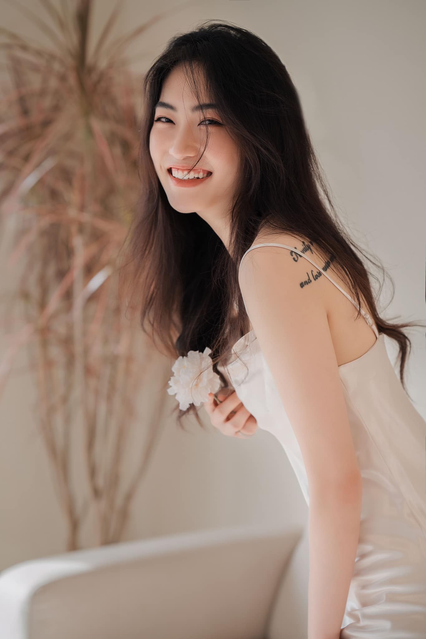 Bộ ảnh với gam màu tươi sáng, khoe được trọn vẹn vẻ đẹp kiêu sa, đài các.