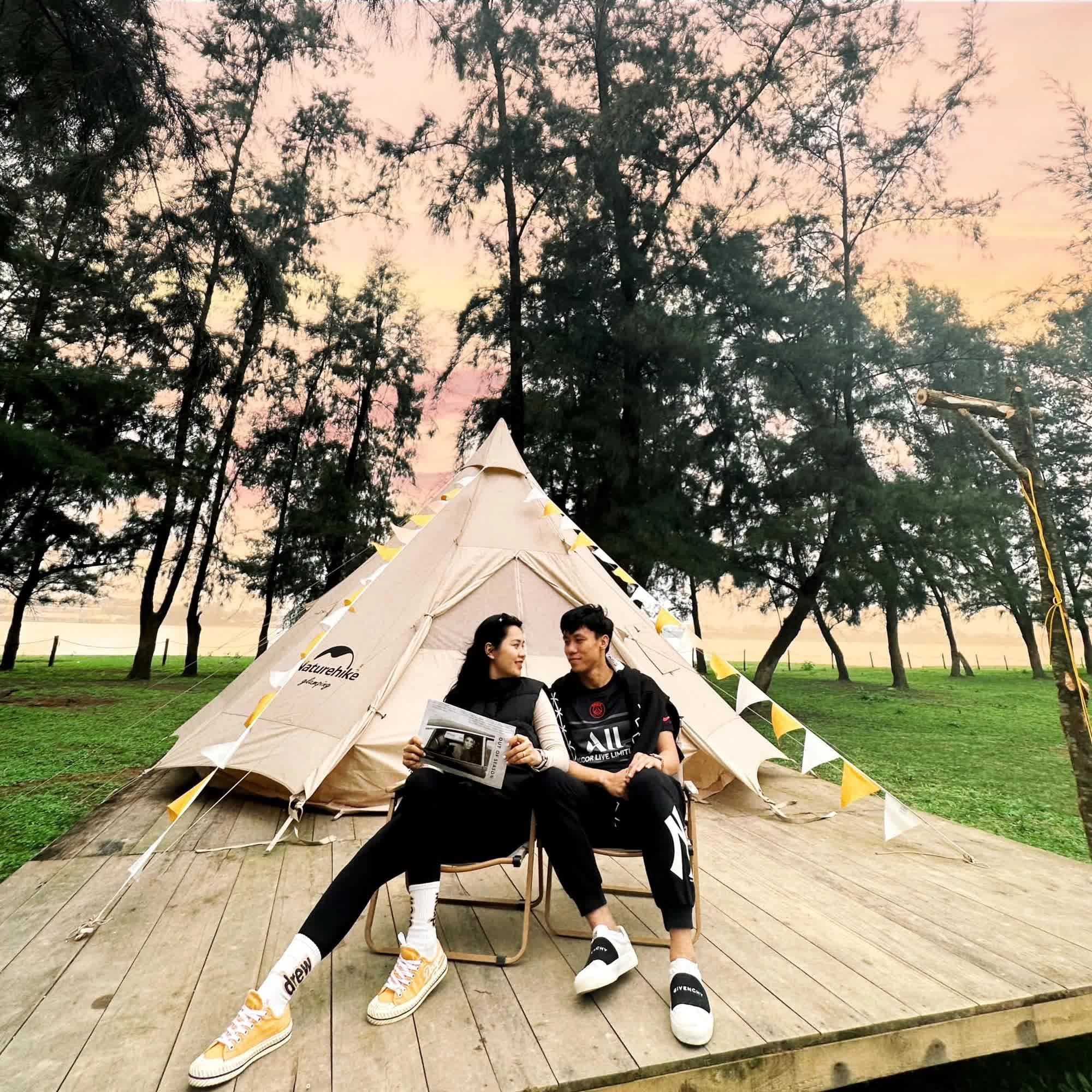 Quế Ngọc Hải cùng vợ tại khu du lịch sông Lam. Ảnh: FBNV