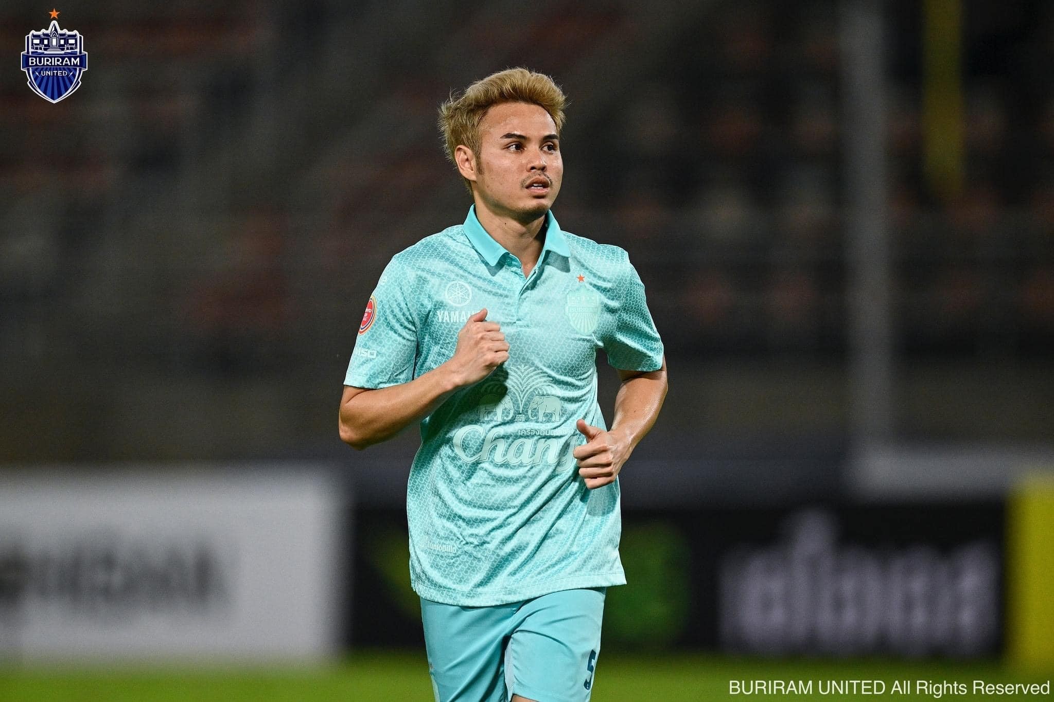 Theerathon Bunmathan vẫn muốn ở lại chơi bóng cho Buriram United.