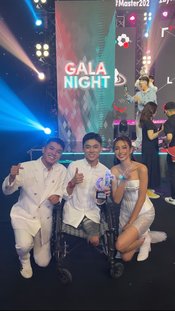 Nguyễn Thúc Thùy Tiên phải rơi nước mắt khi xem màn trình diễn tâng bóng của Tuấn Hưng