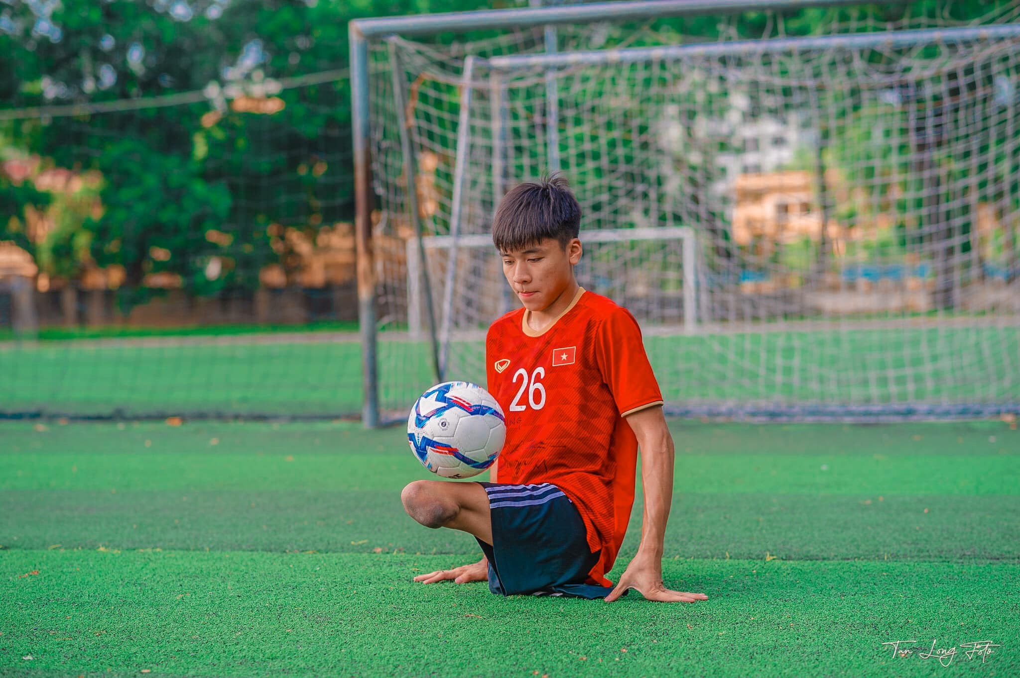 Câu chuyện về 'chàng trai không chân' có niềm đam mê với trái bóng tròn - Ảnh 5