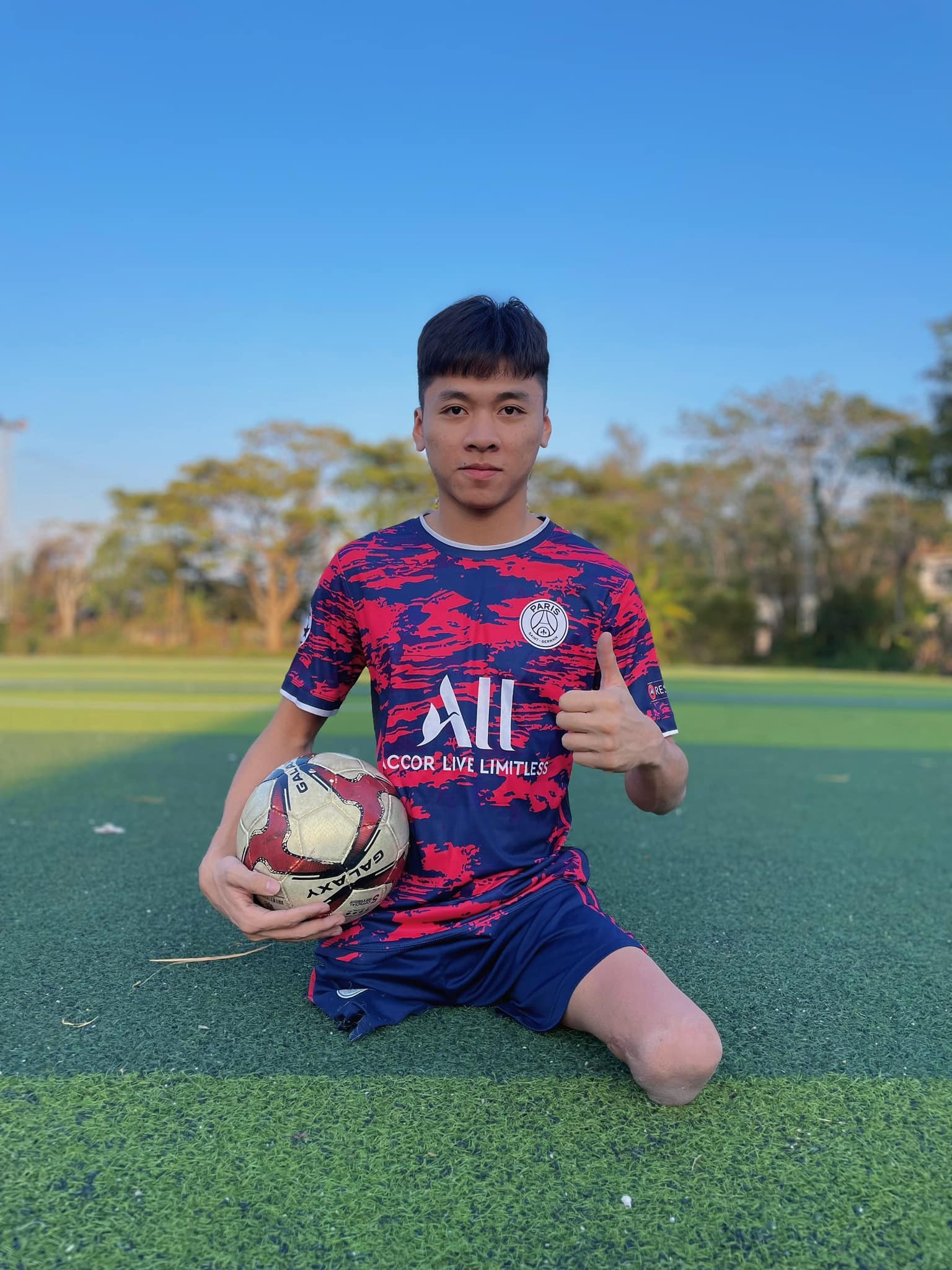 Câu chuyện về 'chàng trai không chân' có niềm đam mê với trái bóng tròn - Ảnh 2