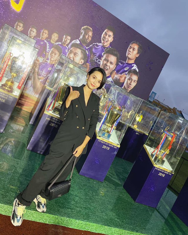 Cuộc sống sang chảnh, ngập đồ hiệu của bà xã Văn Quyết - Quả bóng Vàng Việt Nam 2022 - Ảnh 3 Cuộc sống sang chảnh, ngập đồ hiệu của bà xã Văn Quyết - Quả bóng Vàng Việt Nam 2022 - Ảnh 3