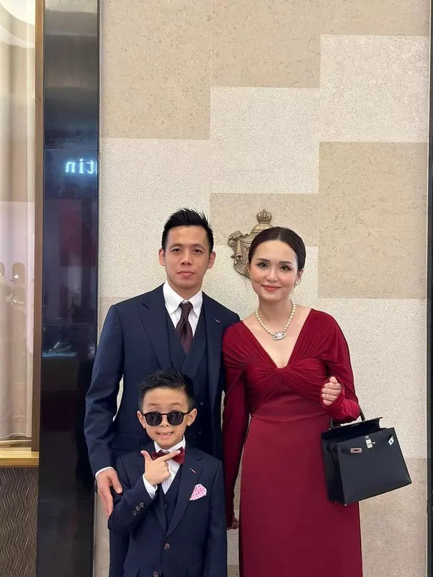 Văn Quyết cùng gia đình tại Lễ trao giải Quả Bóng Vàng Việt Nam 2022. Văn Quyết cùng gia đình tại Lễ trao giải Quả Bóng Vàng Việt Nam 2022.