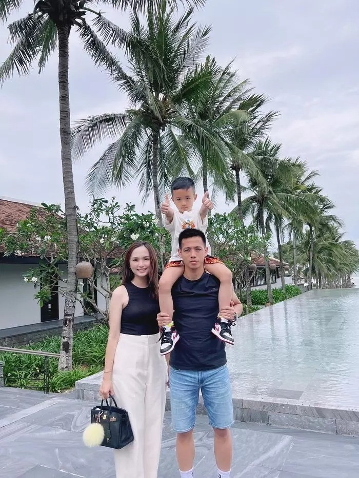 Cuộc sống sang chảnh, ngập đồ hiệu của bà xã Văn Quyết - Quả bóng Vàng Việt Nam 2022 - Ảnh 2 Cuộc sống sang chảnh, ngập đồ hiệu của bà xã Văn Quyết - Quả bóng Vàng Việt Nam 2022 - Ảnh 2