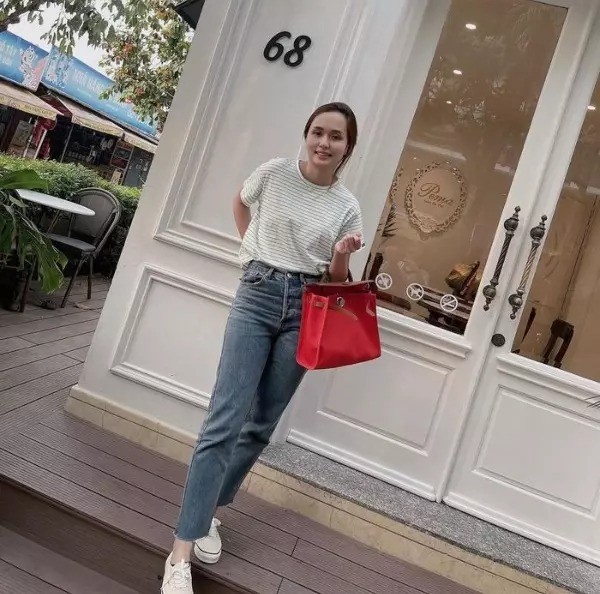 Huyền Mi còn gây chú ý với chiếc túi Hermes Herbag 31. Huyền Mi còn gây chú ý với chiếc túi Hermes Herbag 31.
