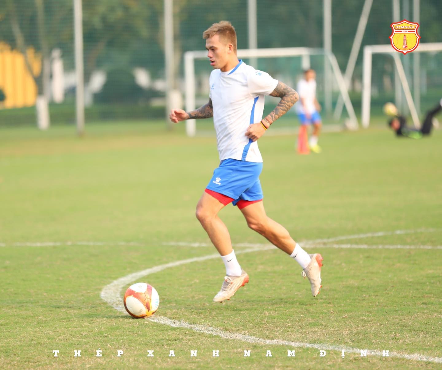 CHÙM ẢNH: Cầu thủ Thép Xanh Nam Định rạng rỡ tập luyện sau 1 tuần xả trại - Ảnh 7