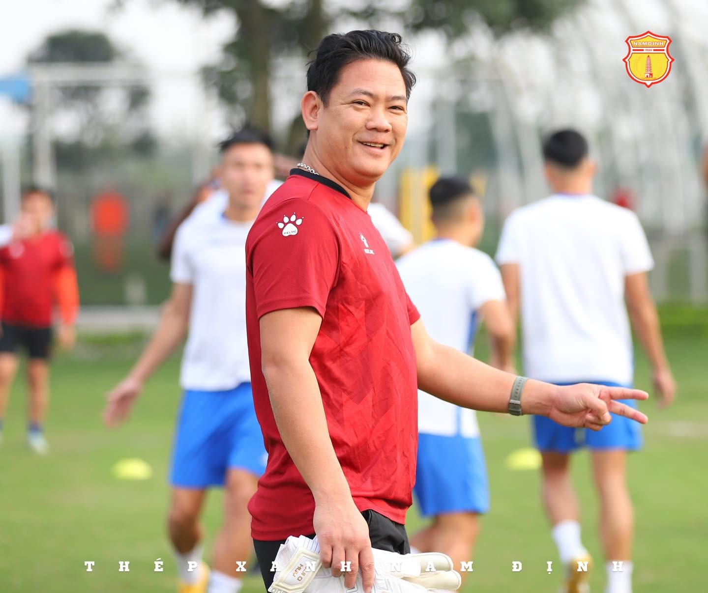 CHÙM ẢNH: Cầu thủ Thép Xanh Nam Định rạng rỡ tập luyện sau 1 tuần xả trại - Ảnh 2