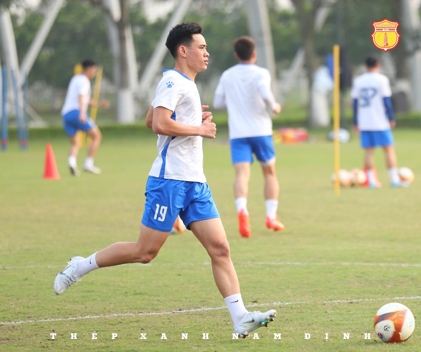 CHÙM ẢNH: Cầu thủ Thép Xanh Nam Định rạng rỡ tập luyện sau 1 tuần xả trại - Ảnh 8
