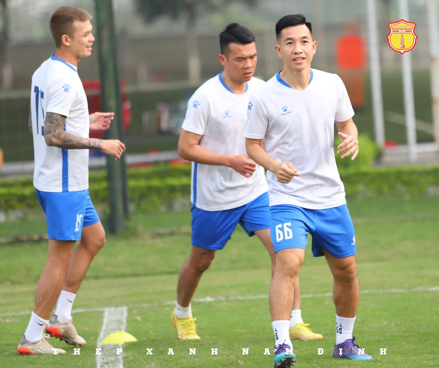 CHÙM ẢNH: Cầu thủ Thép Xanh Nam Định rạng rỡ tập luyện sau 1 tuần xả trại - Ảnh 10