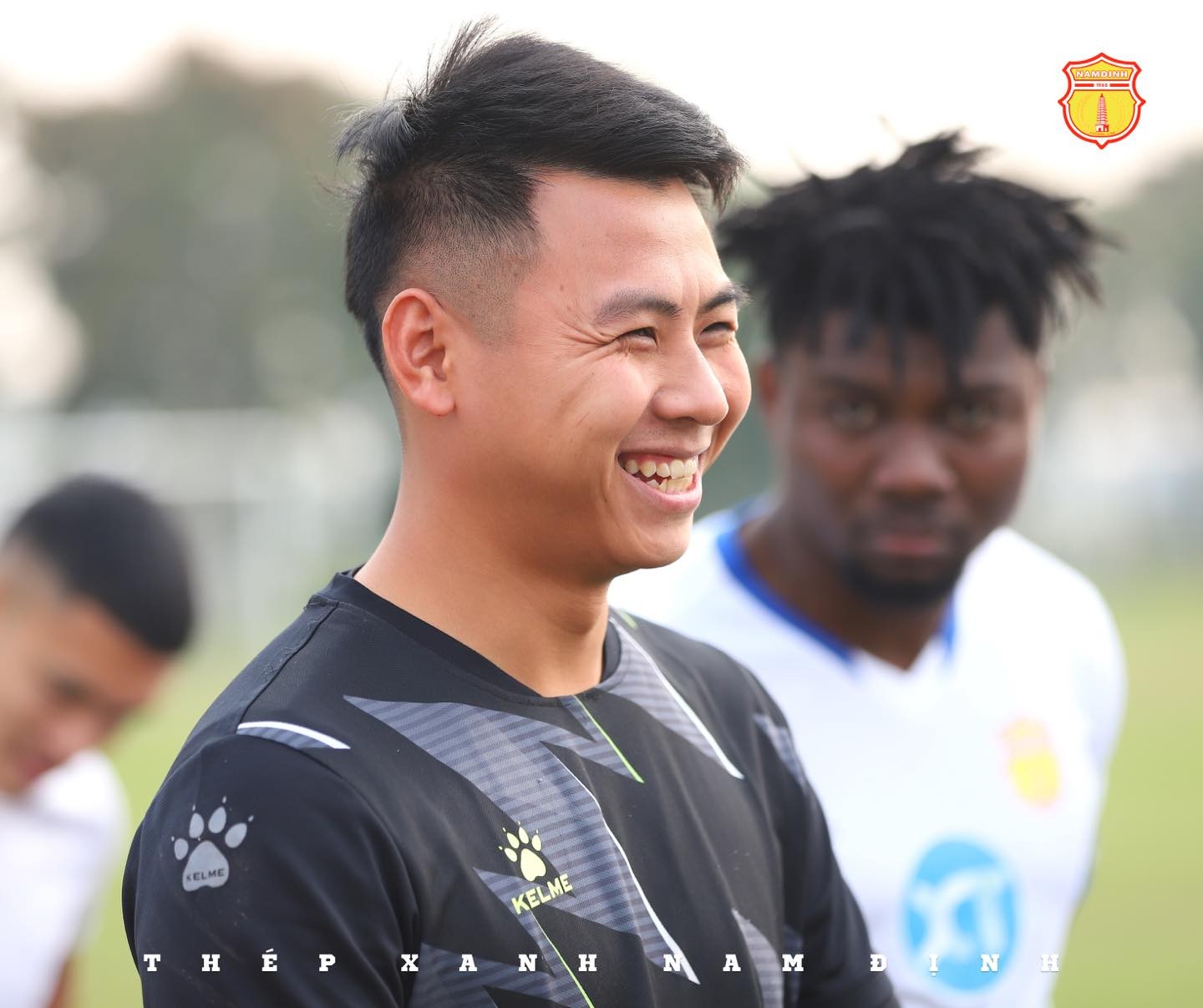 CHÙM ẢNH: Cầu thủ Thép Xanh Nam Định rạng rỡ tập luyện sau 1 tuần xả trại - Ảnh 3