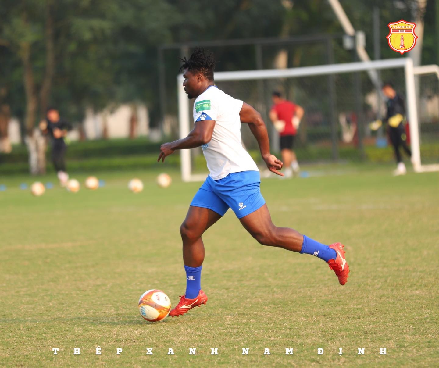 CHÙM ẢNH: Cầu thủ Thép Xanh Nam Định rạng rỡ tập luyện sau 1 tuần xả trại - Ảnh 12