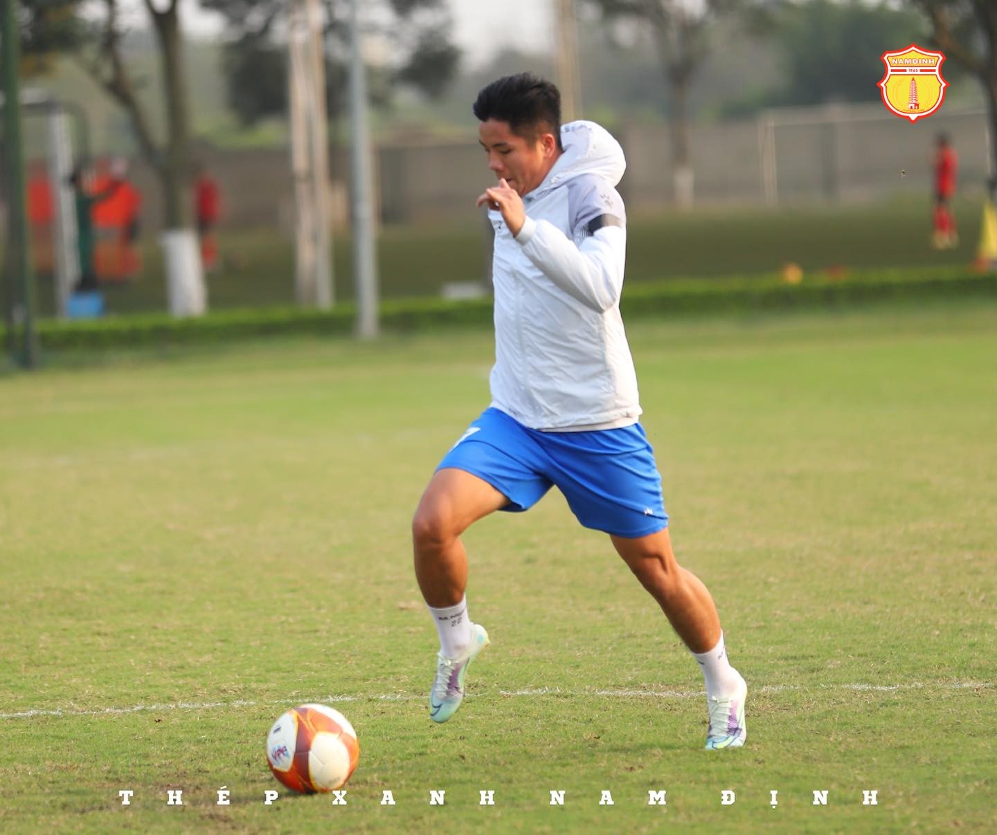 CHÙM ẢNH: Cầu thủ Thép Xanh Nam Định rạng rỡ tập luyện sau 1 tuần xả trại - Ảnh 15