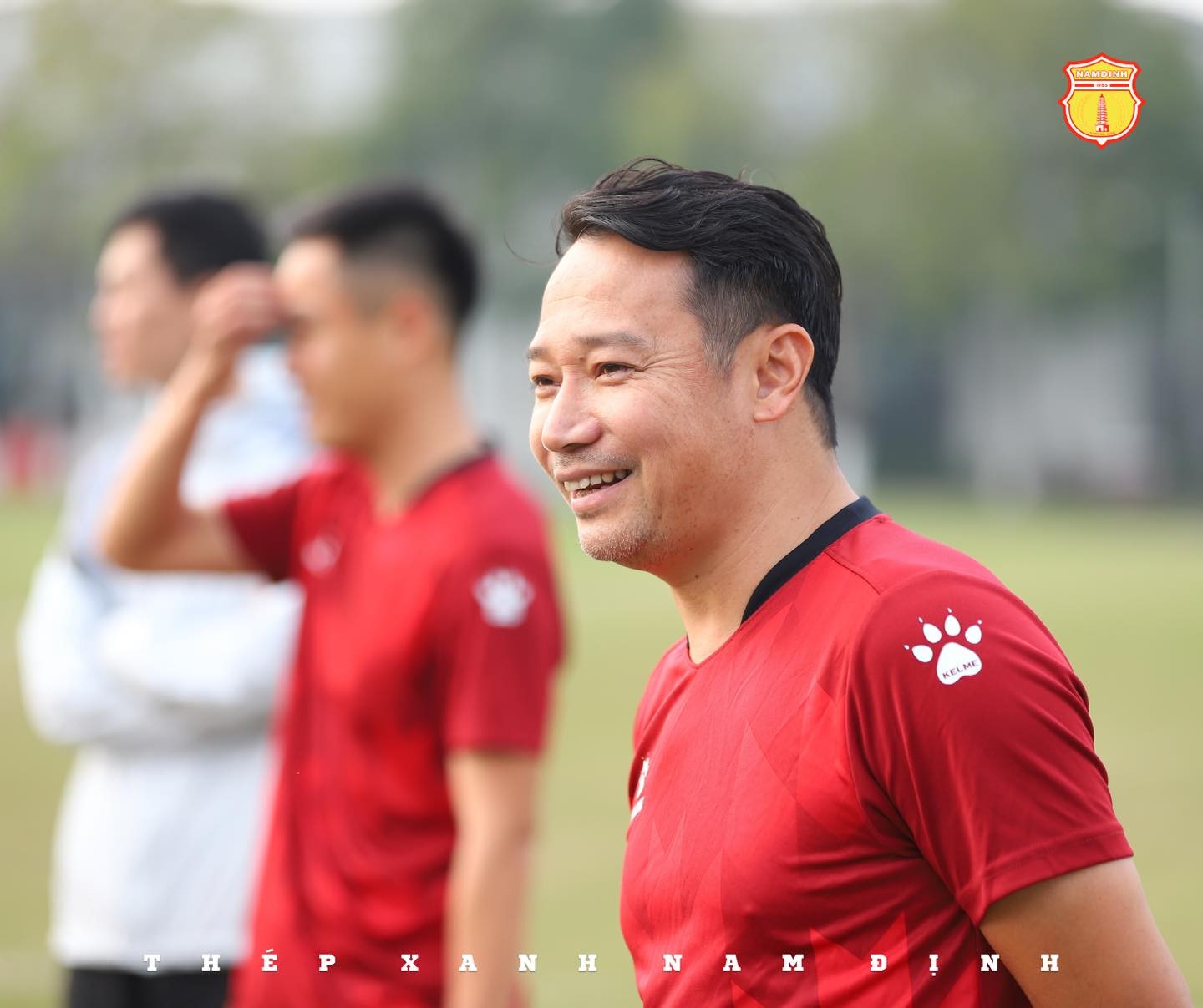 CHÙM ẢNH: Cầu thủ Thép Xanh Nam Định rạng rỡ tập luyện sau 1 tuần xả trại - Ảnh 1