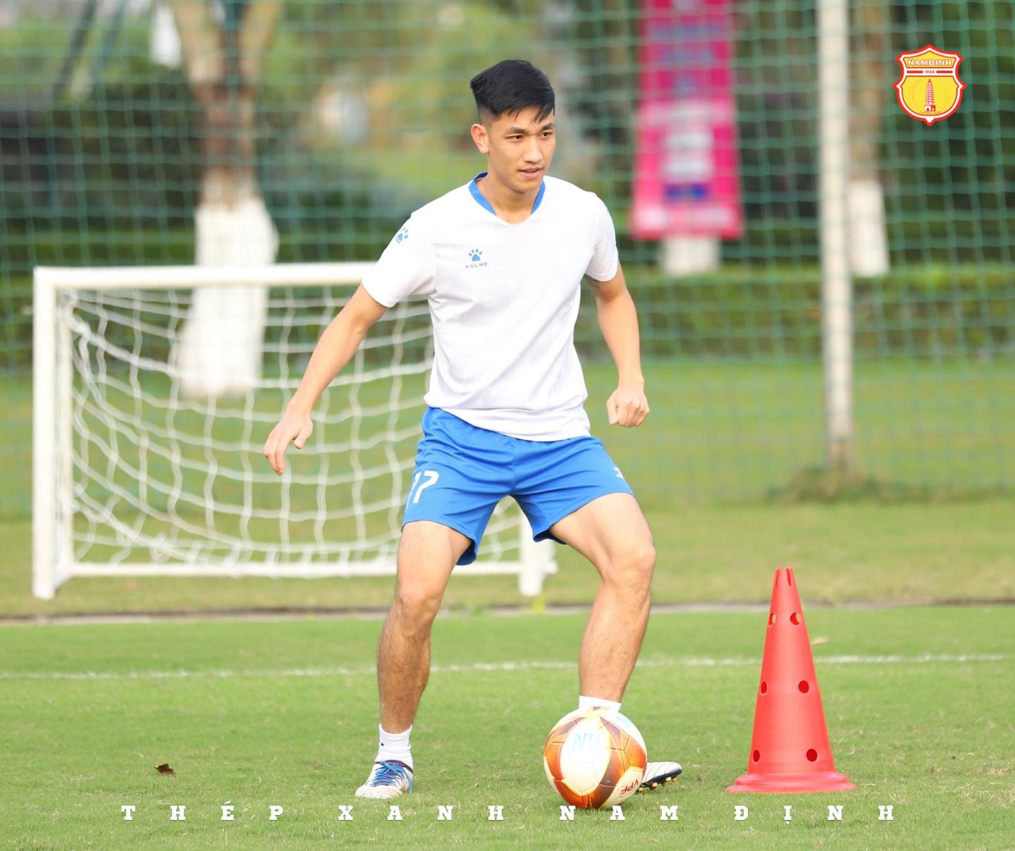 CHÙM ẢNH: Cầu thủ Thép Xanh Nam Định rạng rỡ tập luyện sau 1 tuần xả trại - Ảnh 13