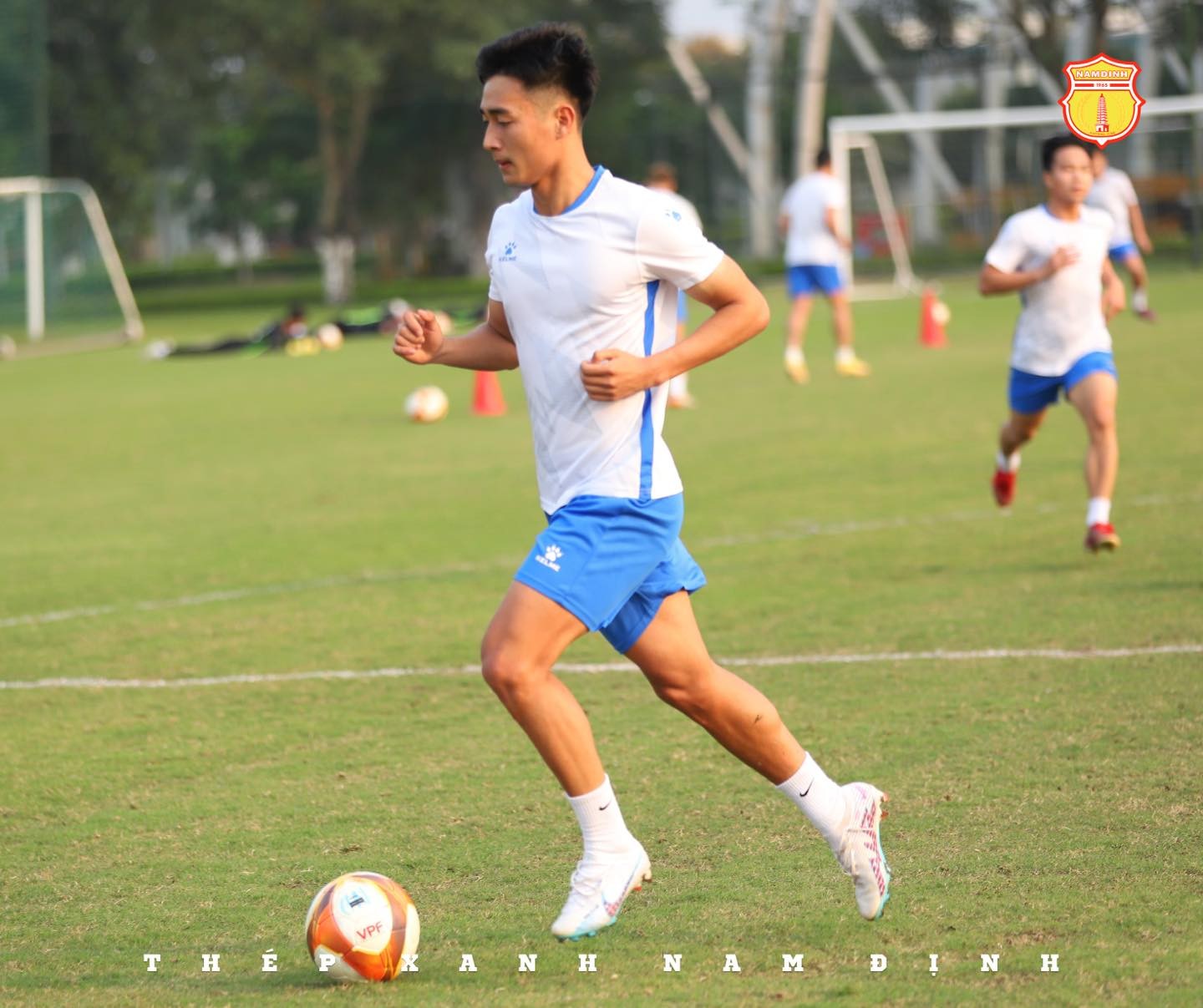 CHÙM ẢNH: Cầu thủ Thép Xanh Nam Định rạng rỡ tập luyện sau 1 tuần xả trại - Ảnh 14