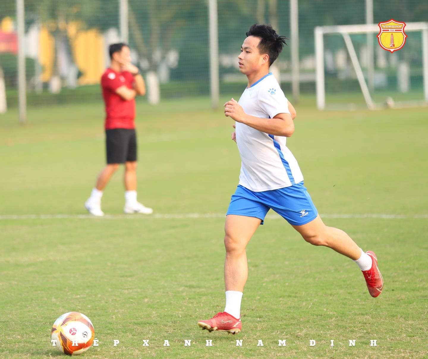 CHÙM ẢNH: Cầu thủ Thép Xanh Nam Định rạng rỡ tập luyện sau 1 tuần xả trại - Ảnh 11