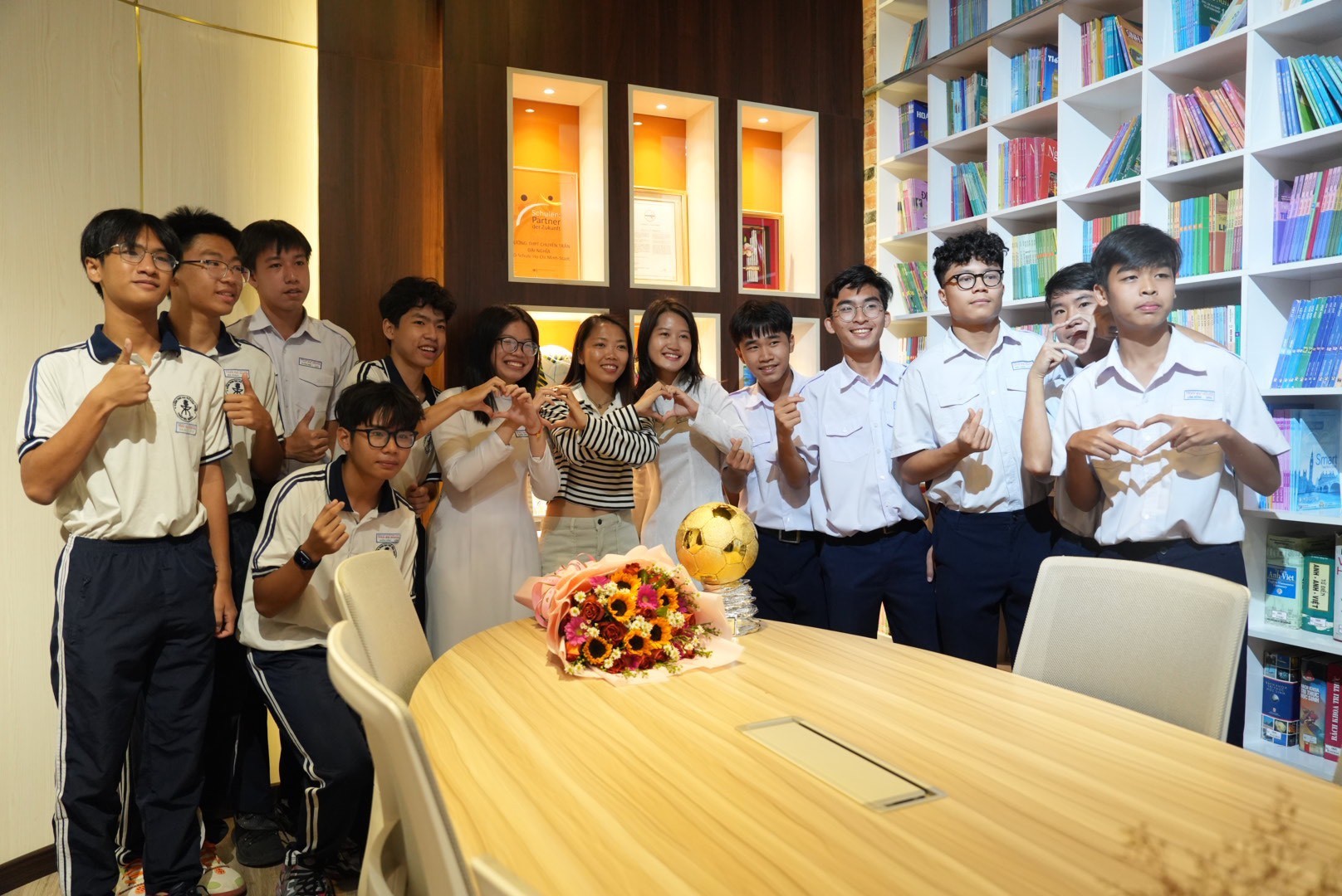 Các em học sinh trong dự án Thể thao học đường chụp hình cùng Huỳnh Như