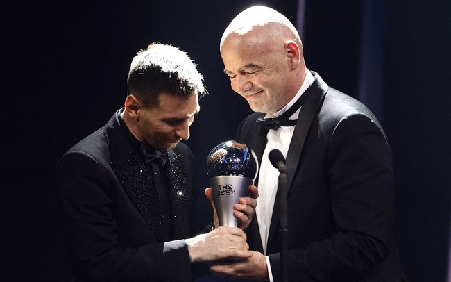 Messi nhận giải cầu thủ nam xuất sắc nhất năm 2022. Messi nhận giải cầu thủ nam xuất sắc nhất năm 2022.