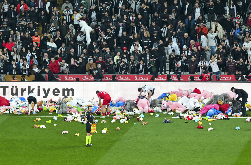 Cầu thủ cũng giúp gom các món quà. Ảnh: AP