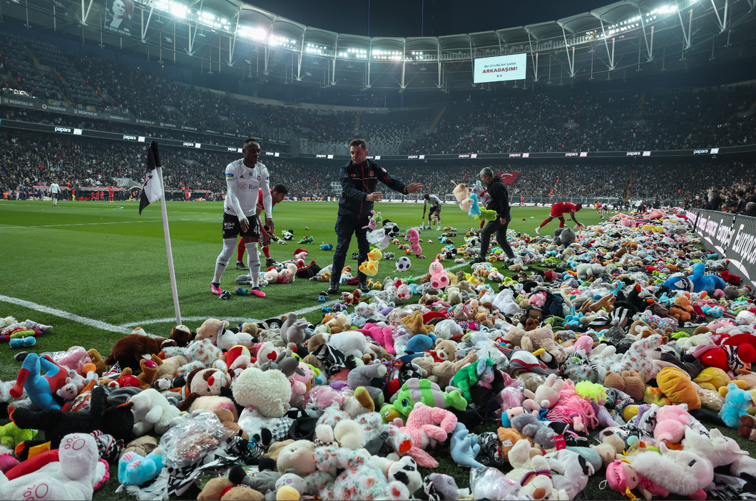 'Mưa gấu bông' được tạo ra trong trận đấu tại Thổ Nhĩ Kỳ khiến nhiều người xúc động - Ảnh 2