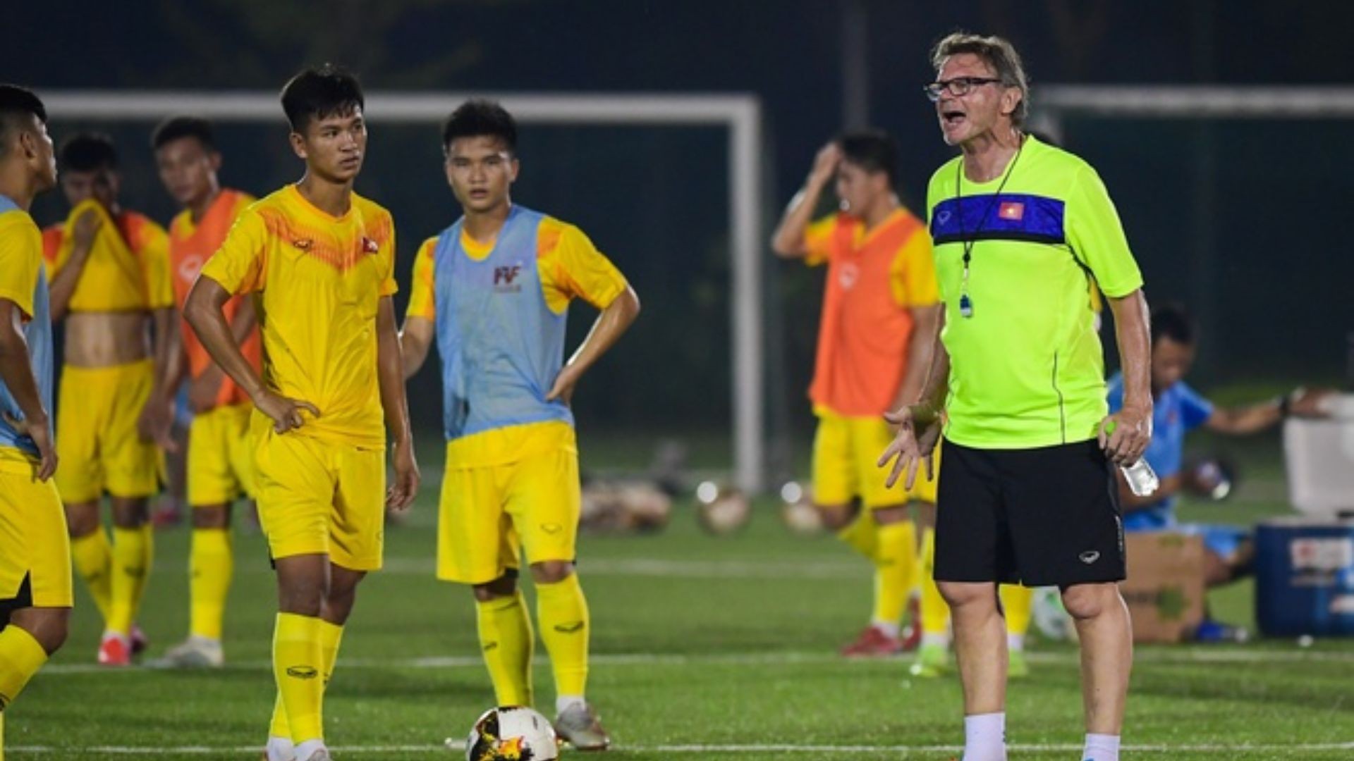 HLV Troussier quyết định chọn khung giờ đêm để tránh thời tiết nóng bức tại Hà Nội