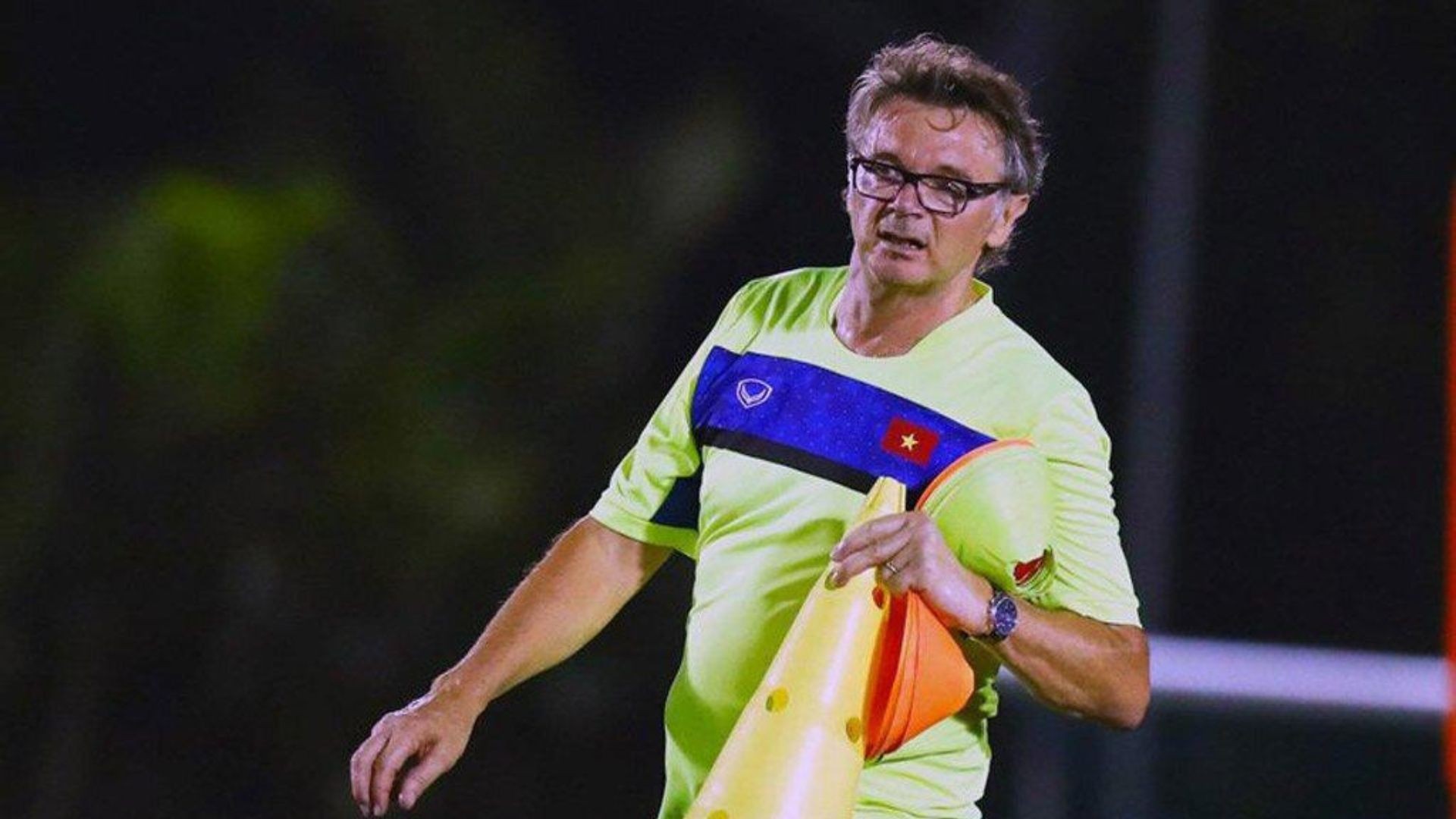 HLV Philippe Troussier cho các cầu thủ tập luyện tới gần 23h00 đêm.