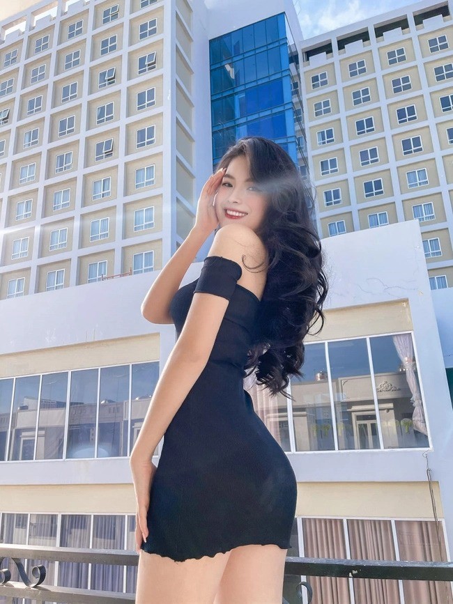 Bạn gái tiền vệ HAGL khoe thân hình như búp bê, nhan sắc khiến CDM ngất ngây - Ảnh 1 Bạn gái tiền vệ HAGL khoe thân hình như búp bê, nhan sắc khiến CDM ngất ngây - Ảnh 1