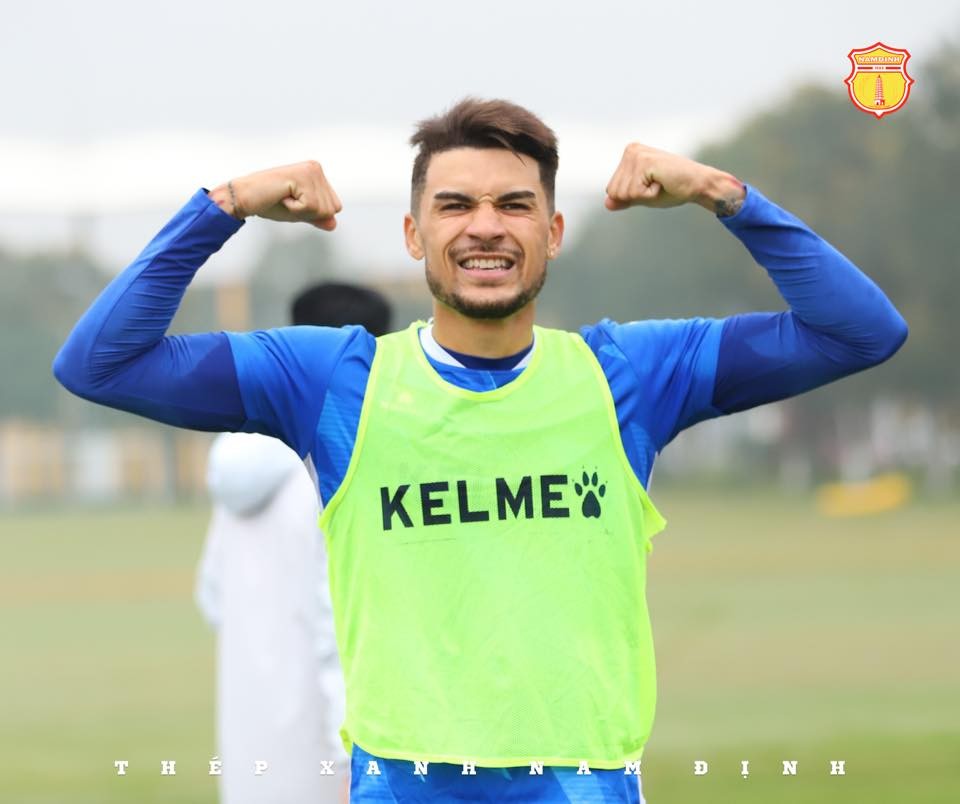 Ngoại binh Hendrio hào hứng ở buổi tập. Ảnh: CLB Nam Định