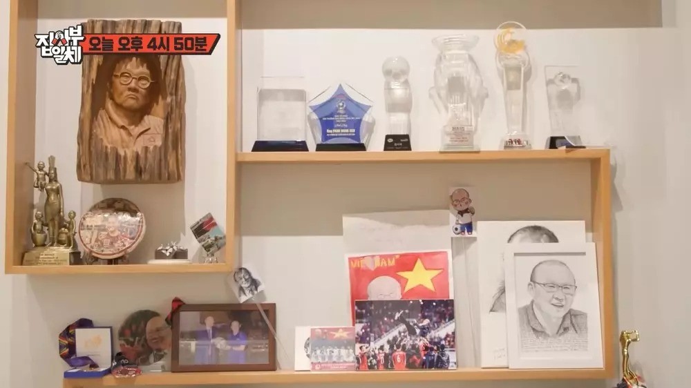Phòng khách cũng là khu vực trưng bày của HLV Park Hang-seo. Ảnh: Internet