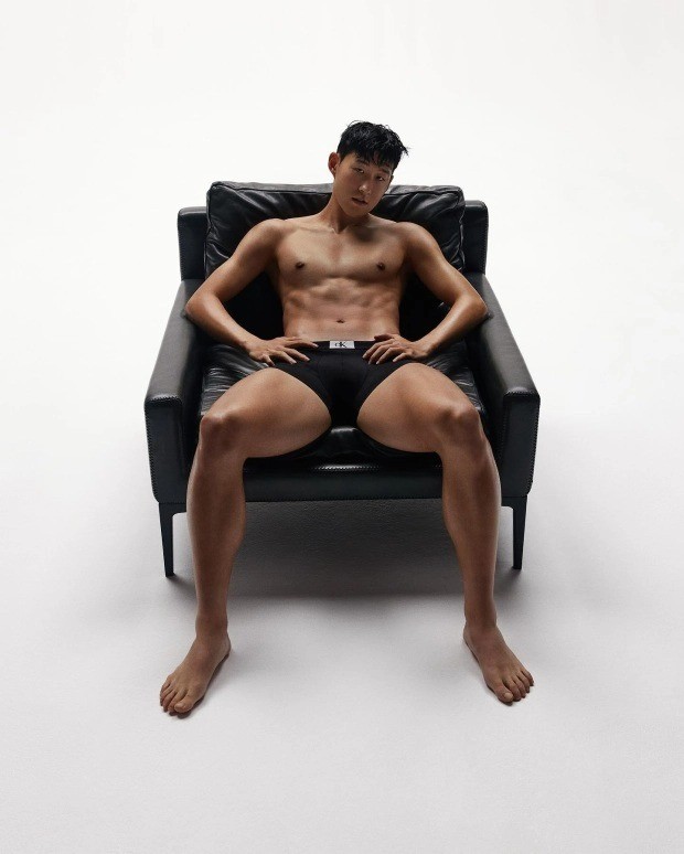 Son Heung Min khoe body chuẩn 6 múi, đồng đội Tottenham nhảy vào 'bóc phốt' - Ảnh 1 Son Heung Min khoe body chuẩn 6 múi, đồng đội Tottenham nhảy vào 'bóc phốt' - Ảnh 1